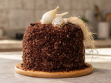 Chocolate e cebola no mesmo bolo? Receita de influenciadora viraliza pela combinação inusitada de sabores