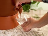 Tem filtro de barro em casa? Esse é o jeito certo de limpar para garantir a segurança sem afetar o sabor da água