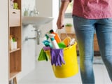 Nem desinfetante, nem água sanitária: a mistura caseira de 3 ingredientes que deixa o banheiro brilhando e perfumado por dias