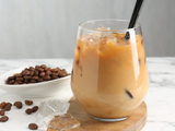 Café quente ou gelado! Cafeteira Oster 2 em 1 Iced Coffee está com o menor preço do ano