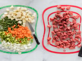 Esse hábito comum na cozinha pode aumentar o risco de contaminação sem você perceber ao preparar os alimentos