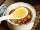 Os chefs concordam: "Para dar mais sabor ao caldo de galinha, o segredo é dourar o frango e os legumes no forno primeiro."