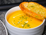 Caldo sem graça ficou para trás: faça hoje mesmo essa receita do TudoGostoso de caldo de abóbora com linguiça