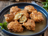 Ovos fritos não são os mais saborosos: eles ficam muito melhores quando feitos com pão amanhecido, leite, alho e molho de páprica