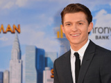 Aos 30 anos, Tom Holland revela o treino que mudou seu corpo: “Comece com 1 barra fixa, 2 paralelas, 3 flexões, 4 abdominais e 5 agachamentos – essa é a primeira rodada.”