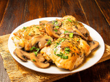 Frango douradinho na manteiga com molho cremoso: uma receita deliciosa que transforma sobrecoxas em um prato especial!