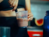 Mini mixer portátil 2 em 1 ajuda a preparar shakes, cafés cremosos e outras bebidas por R$ 20