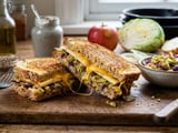 Torradas quentinhas com repolho e queijo: uma receita fácil para um jantar reconfortante