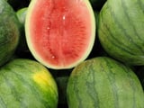 A melancia mais vermelha nem sempre é a mais doce: há um aspecto mais importante que só quem tem experiência sabe identificar