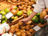 2 frutas que uma nutricionista escolhe para sua lista de compras e a segunda reduz o inchaço