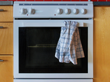 Por que não é uma boa ideia pendurar um pano de prato na porta do forno?