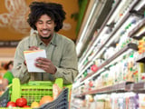 Segundo a psicologia, pessoas que escrevem sua lista de compras no papel em vez de usar o celular não são antiquadas, mas seu processamento mental é diferente