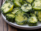 Eu agito o frasco e, em menos de uma hora, todos pedem mais. Os pepinos aromáticos se preparam sozinhos para o jantar