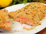 Como consegui fazer um salmão assado suculento com crosta panko crocante sem ressecar a carne em nenhuma mordida