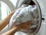 Poucos sabem, mas é assim que se lava colchas e cobertores grandes na máquina de lavar sem estragar!