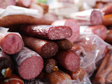 Atenção no mercado: Anvisa suspende lote de linguiça defumada por contaminação de bactéria prejudicial à saúde