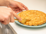 A frigideira ficou para trás: veja no TudoGostoso como fazer omelete de um jeito que sacia muito mais