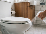 Borrifar vinagre na base do vaso sanitário uma vez por semana: por que é recomendado e para que serve