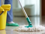 Adeus, pano de chão! Mop giratório faz a limpeza pesada e está com 24% de desconto