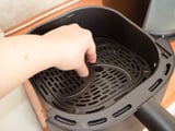 No TudoGostoso testamos esse truque de cozinha para limpar airfryer e o resultado surpreendeu: sem esforço e sem produtos caros