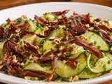 Se você acha salada sem graça, precisa experimentar esta combinação de pepino e carne seca: uma receita fácil, leve e cheia de sabor