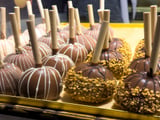 Festa Junina chegando, é hora de como fazer maçã do amor de chocolate decorada: TudoGostoso ensina o passo a passo