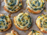 Recebeu visitas de última hora? Faça esse caracol folhado de queijo pronto em 30 minutos que todo mundo vai pedir a receita!