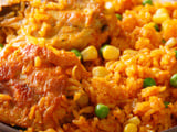 Uma refeição completa em uma só panela: arroz com peito de frango, ervilhas e milho