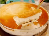 Sorvetão de pudim na travessa: essa sobremesa é fácil e rende muito, sempre faço quando chega o calor