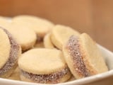 Esse biscoito casadinho caseiro com doce de leite é perfeito para o Dia das Mães: ela vai adorar a surpresa no café da manhã!