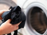 Por que a roupa sai da máquina de lavar cheia de micro pedaços de papel? A resposta é mais simples do que você imagina!