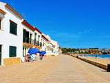 A vila de pescadores congelada na Idade Média, o melhor lugar para comer bem e barato, observar o eclipse solar e desfrutar da vida mediterrânea