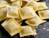 Ravioli de frango com massa recheada caseira e recheio cremoso