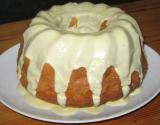 Bolo de abacaxi com cobertura de chocolate branco