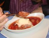 Sopa de morangos, manjericão e tomilho com sorvete de creme