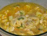 Sopa de agnolini (capeletti)