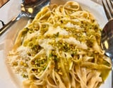Macarrão cacio e pepe com pistache elegante e fácil de fazer para o Dia dos Namorados