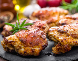 Sobrecoxas de frango assadas com alecrim