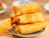 Rolinho primavera com massa crocante fininha e recheio de legumes
