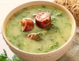 Caldo verde com batata cremoso e saboroso que não fica farinhento