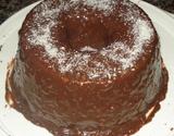 Bolo simples com cobertura de chocolate