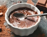 Mousse de chocolate de 2 ingredientes muito cremosa e aerada, sem ovo e sem gelatina