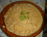 Estrogonofe de frango com coxa e sobrecoxa