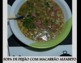 Sopa de feijão com macarrão de letrinhas e linguiça