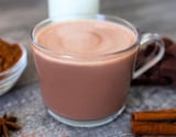 Chocolate quente de micro-ondas simples e barato com achocolatado e maisena