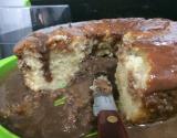 Bolo de limão com calda de chocolate