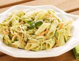 Salada de penne com pesto de rúcula