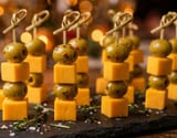 Espetinho para a Copa do Mundo com queijo amarelo e azeitona verde para 10 pessoas na tábua de frios