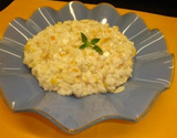 Risoto de damasco com amêndoas e queijo.