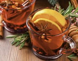 Quentão tradicional com cachaça, gengibre e toque cítrico de laranja